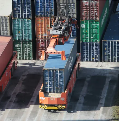 Maquinaria trabajando en patio de maniobras